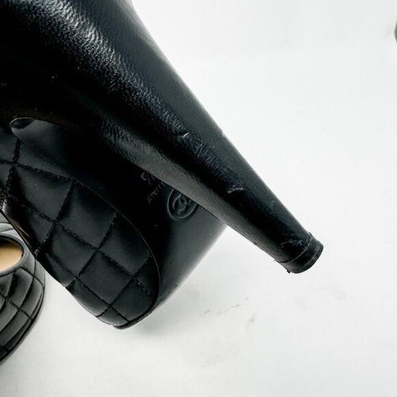 Chanel Classic Quilted Lambskin Cap Toe CC Logo High Heel Pumps Black size 39.5 - Picture 15 of 16